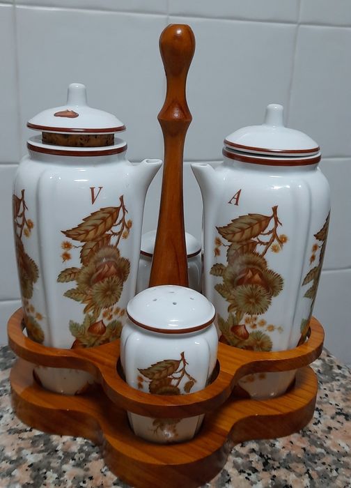 Conjunto de porcelana com várias peças da marca Belever