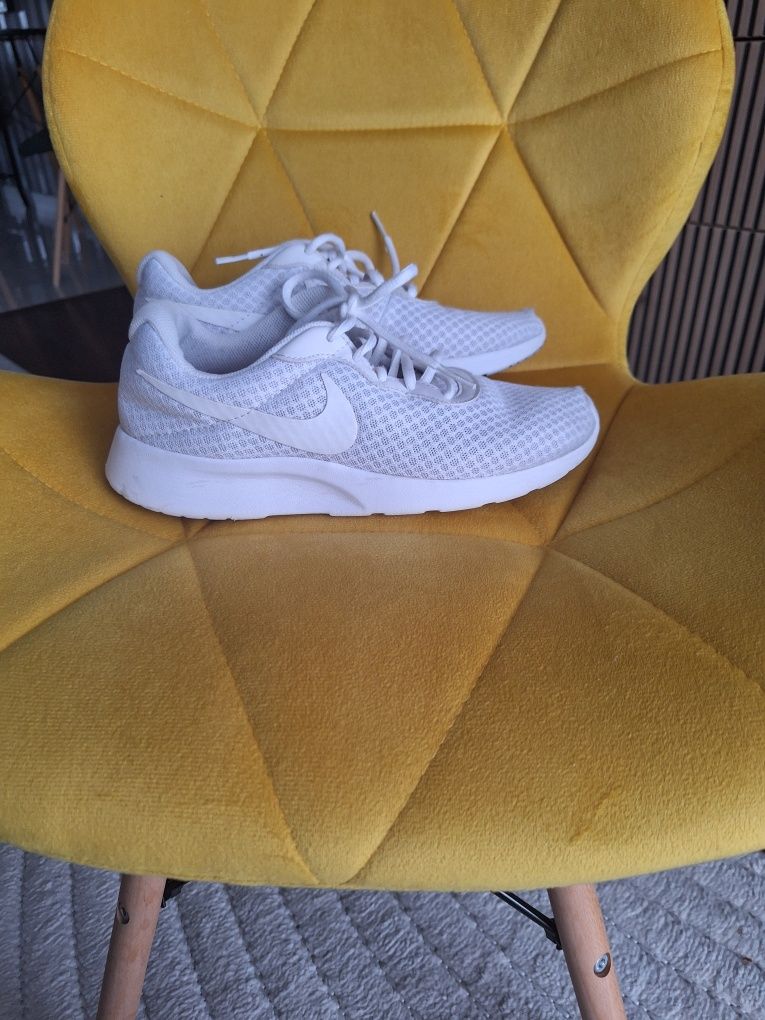 Buty nike tanjun białe 38 24cm wkładka b.d stan leciutkie do biegania