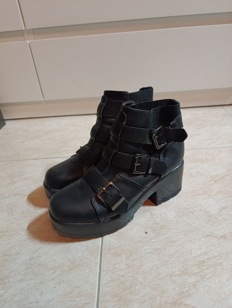 Botas pretas cano curto