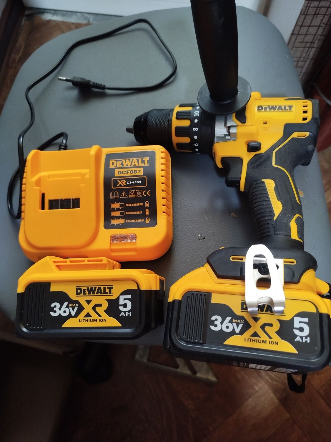 Ударный шуруповёрт DeWalt 13мм.5Ah