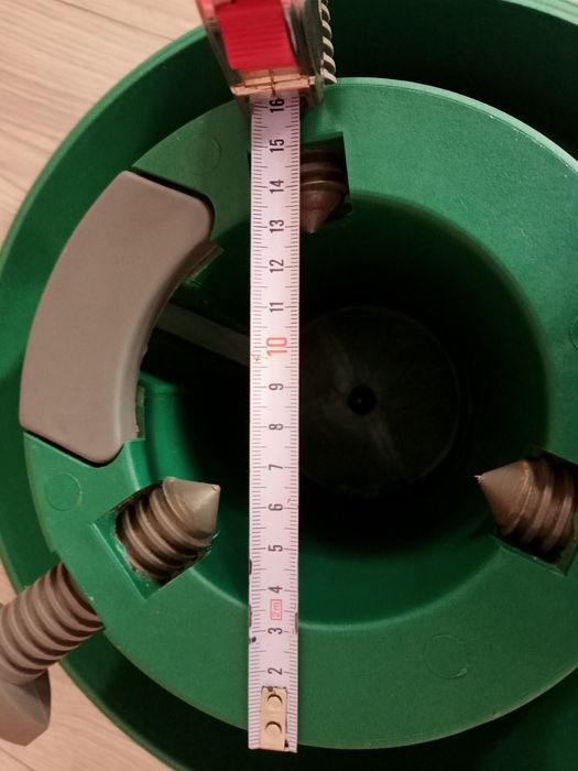 Plastikowy stojak na choinkę z zasobnikiem na wodę