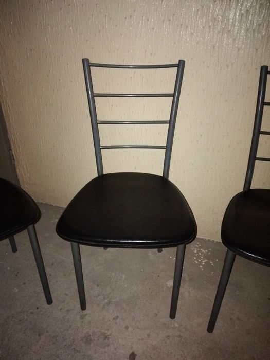 3 cadeiras  em ferro com assento  em pele