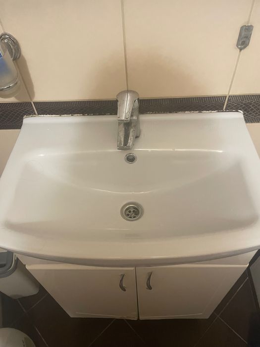 Умивальник та навісна тумба у ванну