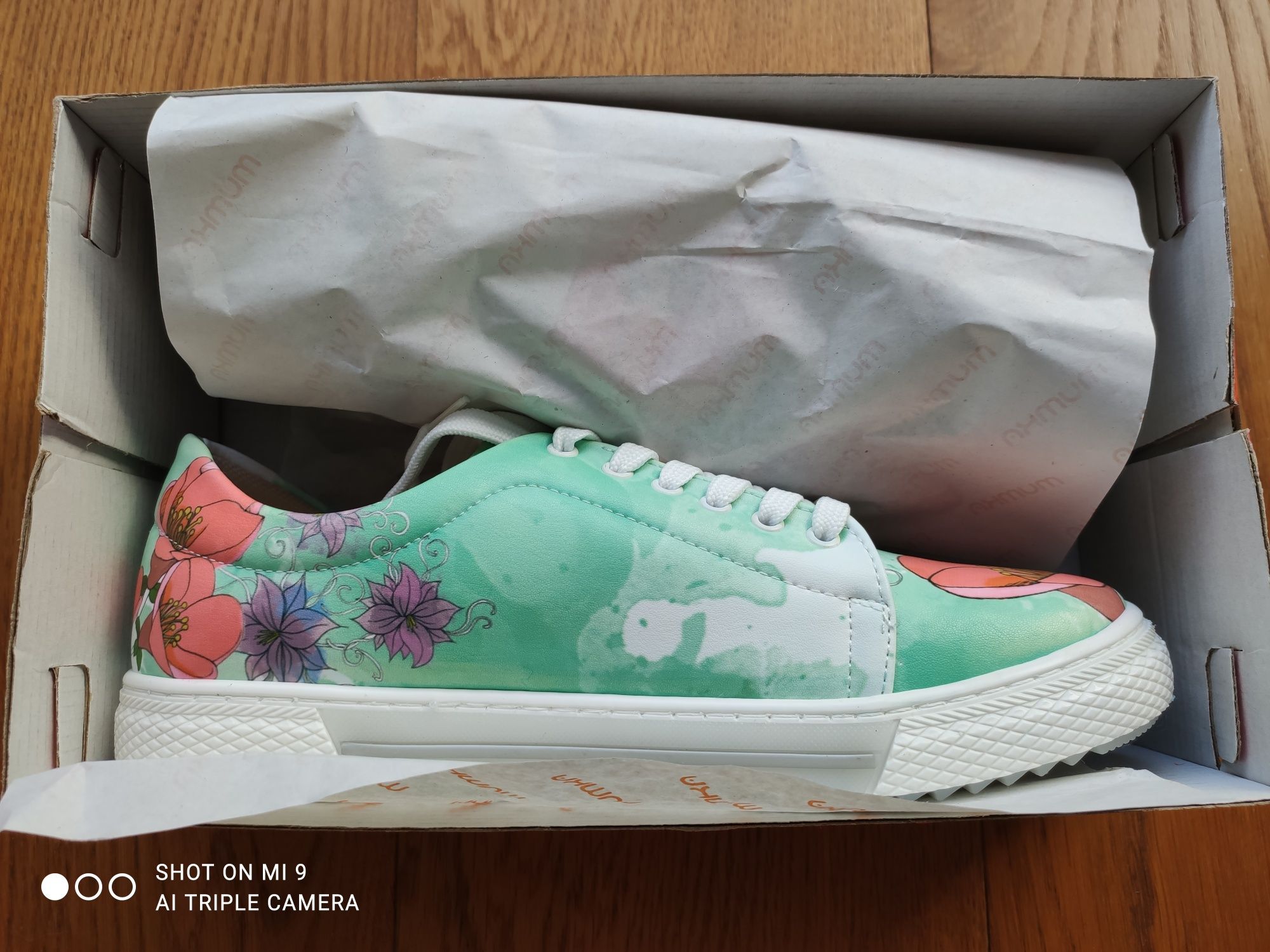 Sneakers storczyk i lilie - kwiaty marki Mumka Shoes.