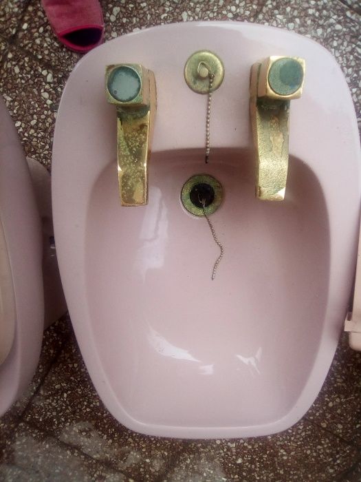 Bidé cor de rosa com torneiras!