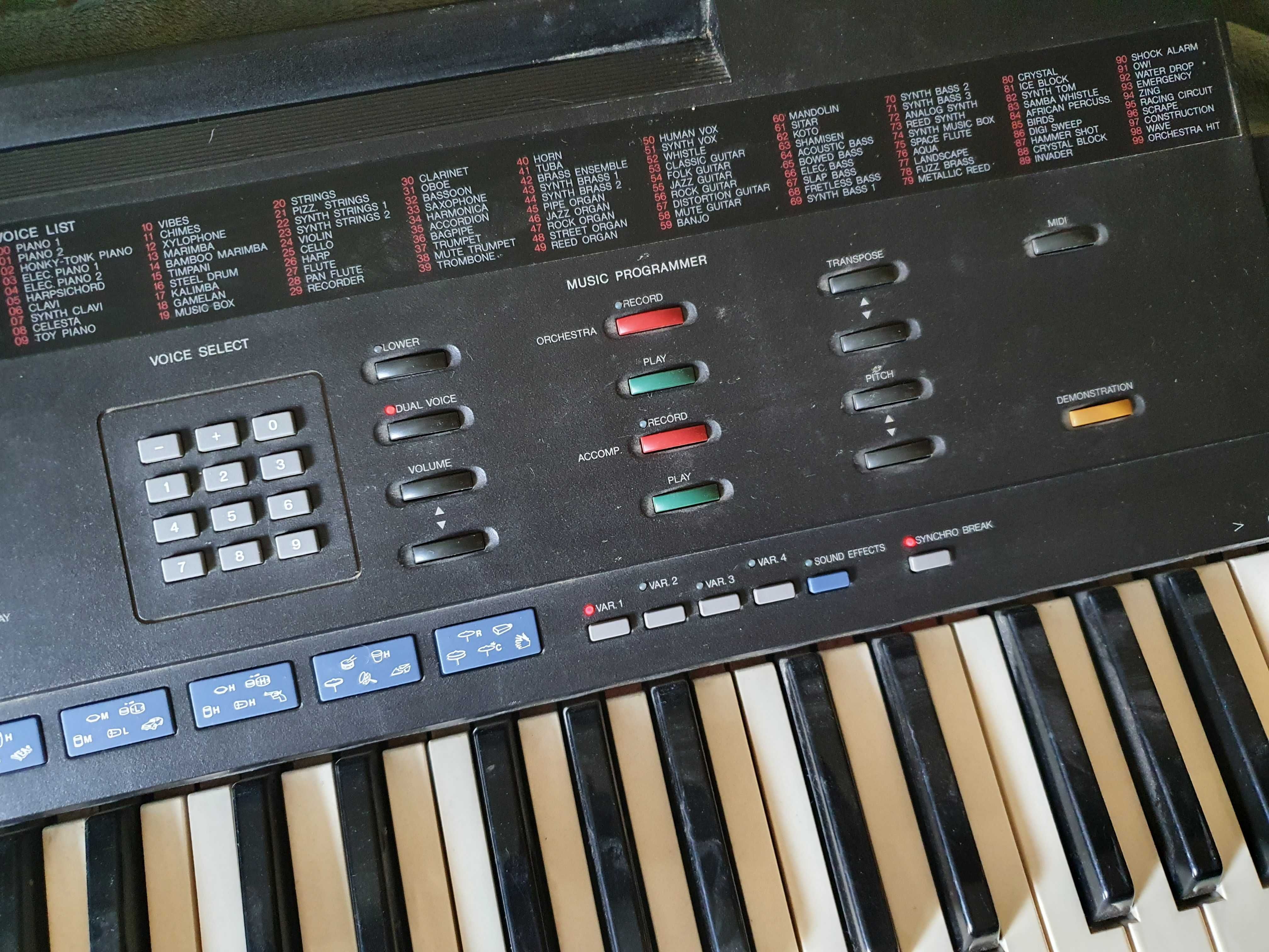 Wielki keyboard Yamaha PSR2500, Brzmienia klasycznych syntezatorów