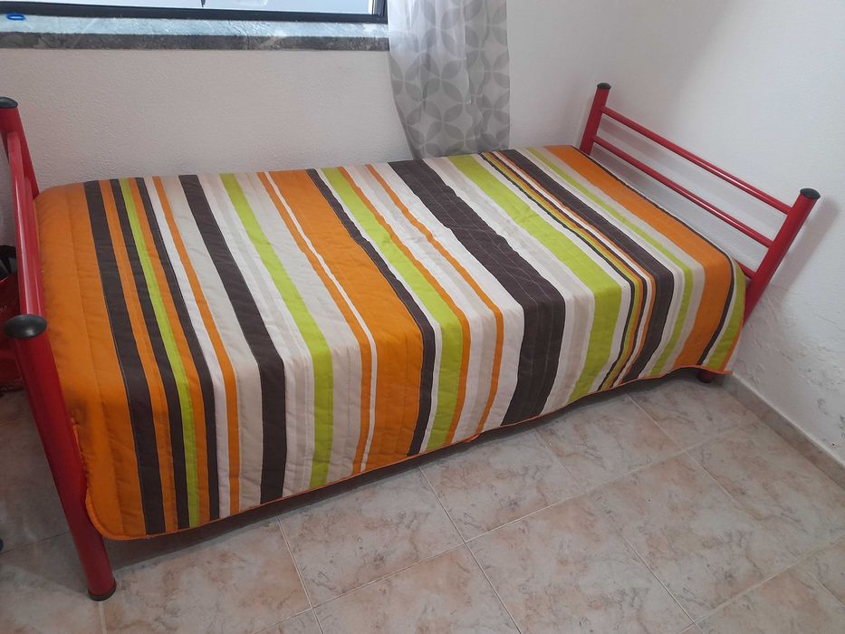 Cama singular com colchão