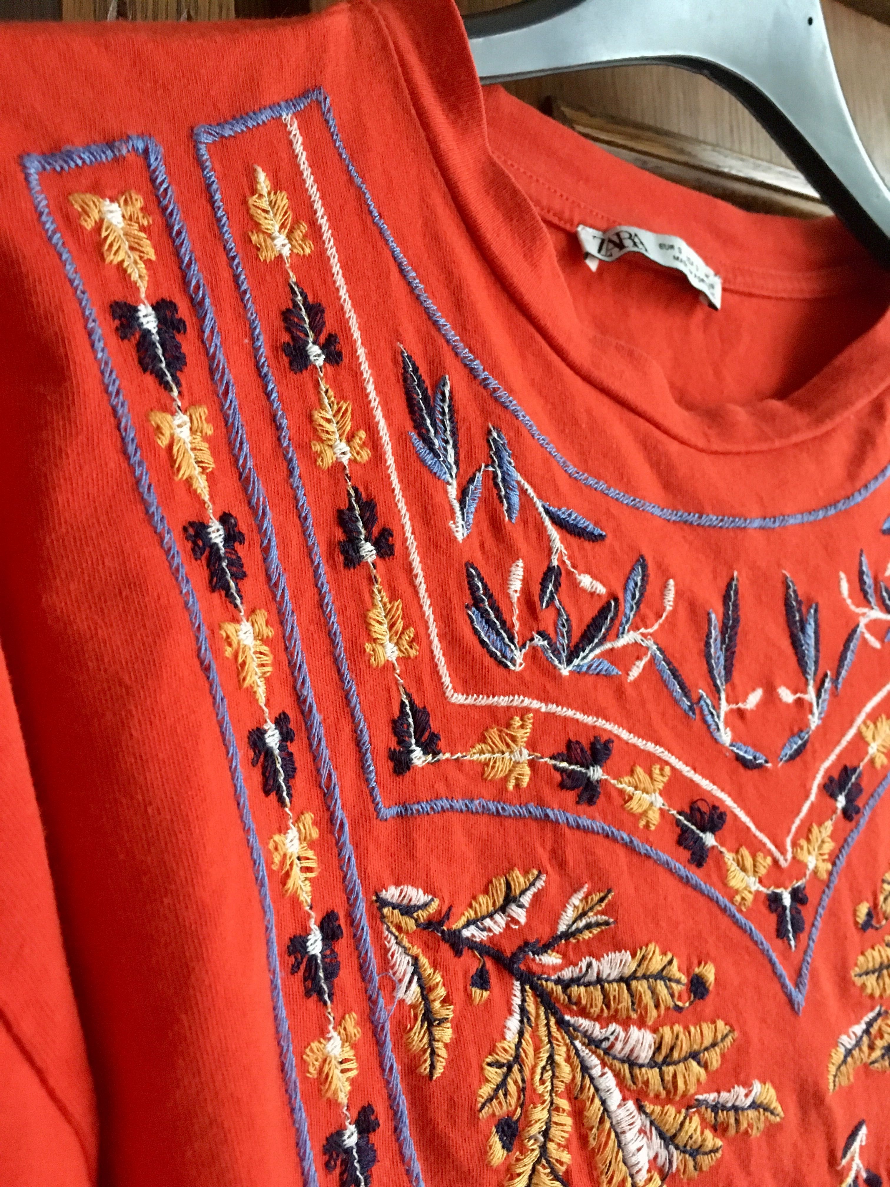 Koszulka t-shirt czerwona z kolorowym haftem Zara 36 s