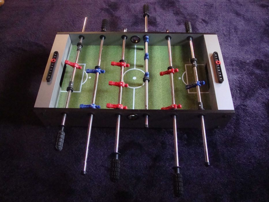 Stół do gry w piłkarzyki w stanie Idealnym