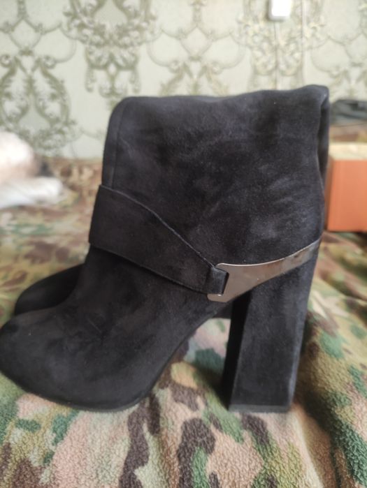 Чобітки жіночі 37 розмір