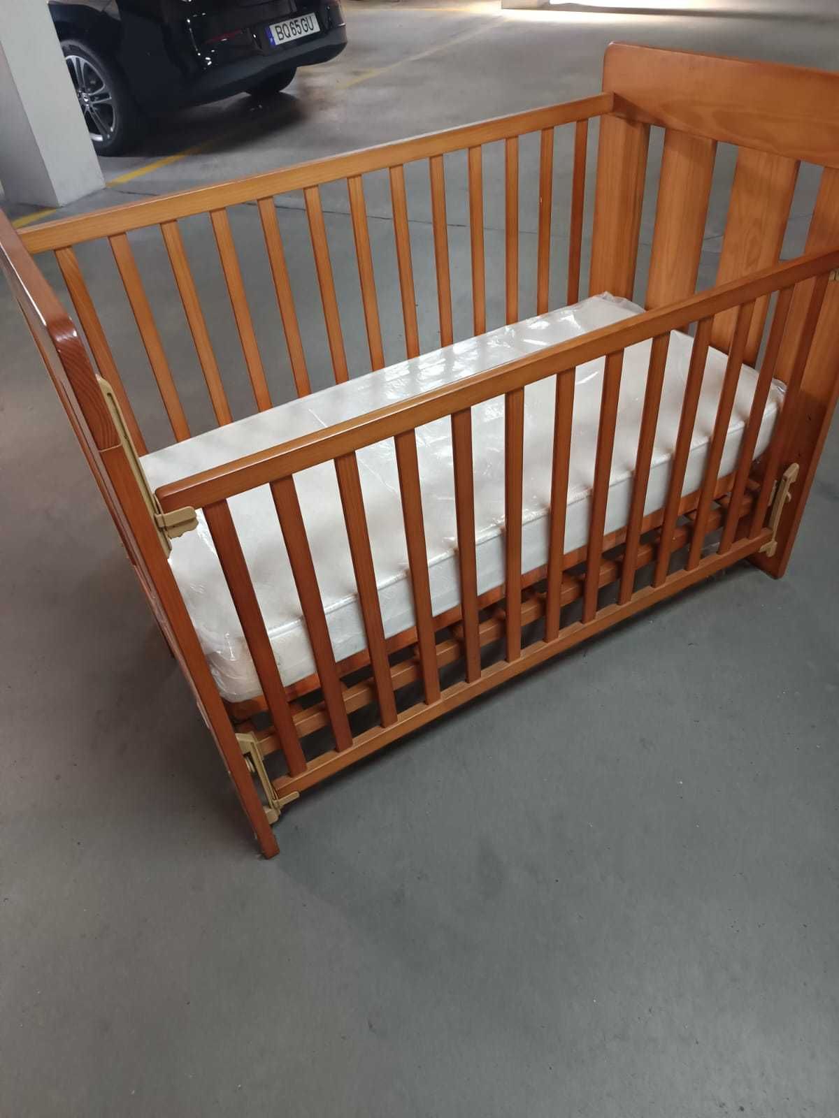 Cama + Muda fraldas + 2 colchões