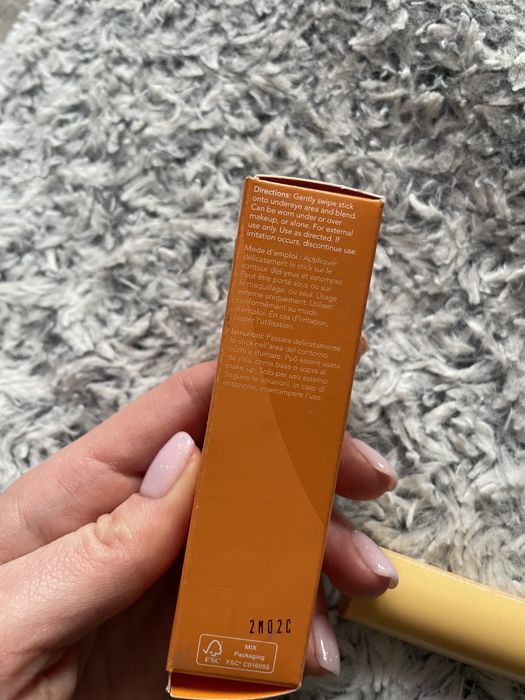 Olehenriksen banana bright cc stick korektor z witamina C sephora