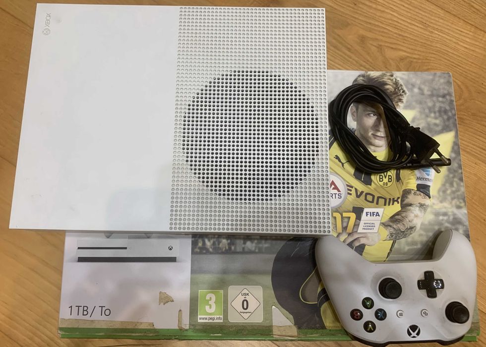 Продам Xbox 1T + 1 джойстик