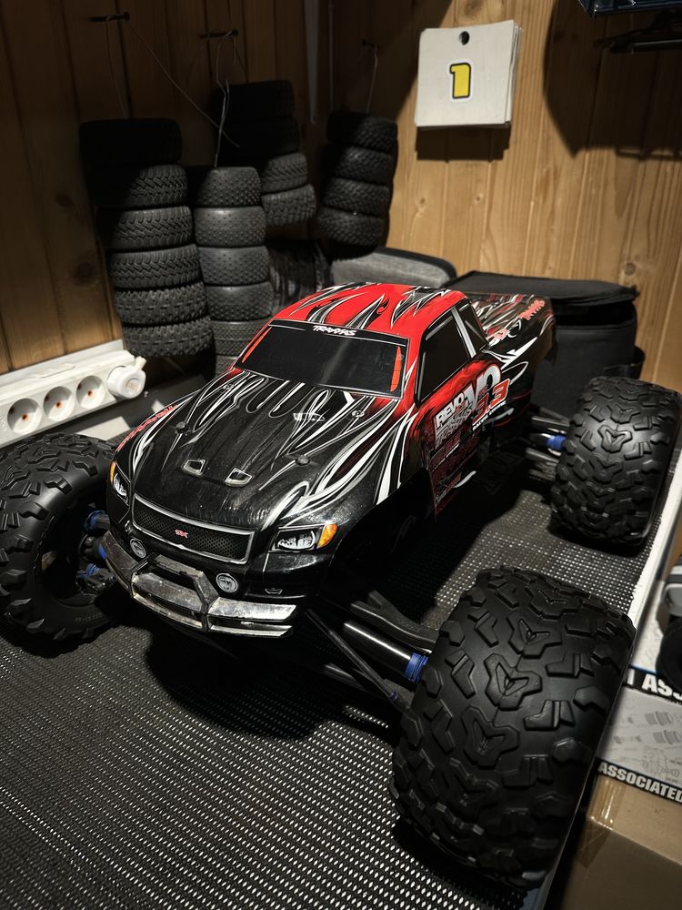 Радіокерована автомодель Traxxas REVO 3.3 1/10 scale 4wd Monster Truck