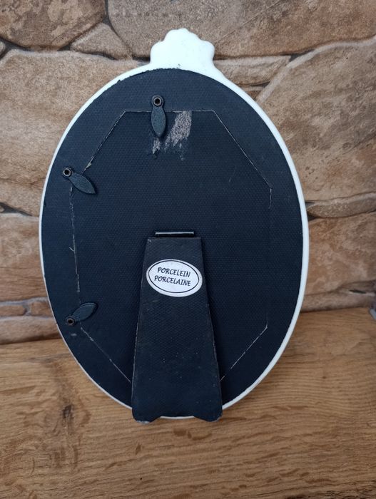 Stara porcelanowa ramka na zdjęcia.
