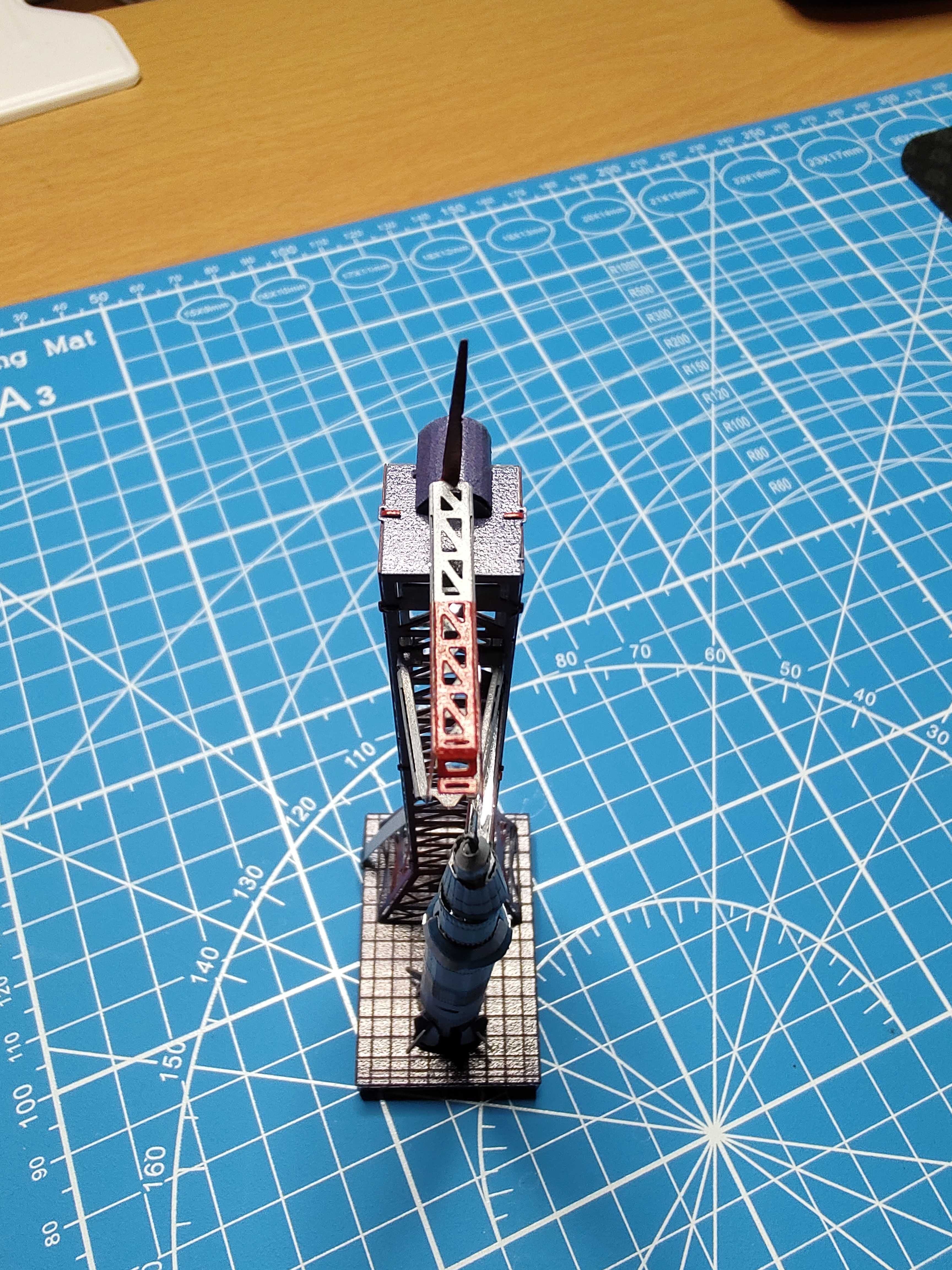 Rakieta Saturn V z wyrzutnią metalowy model 3D Metalhead gotowy