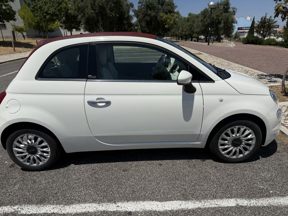 Fiat 500 cabrio branco e vermelho