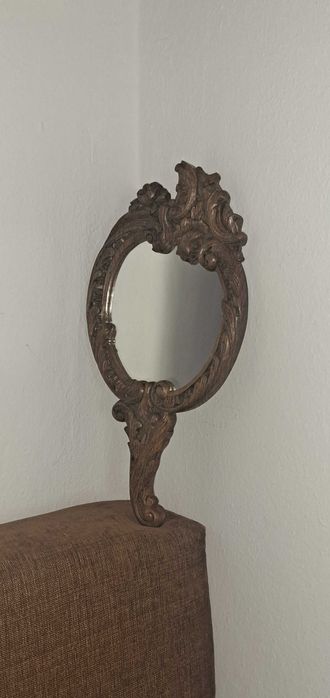 zabytkowe lustro w drewnianej rzeźbionej ramie