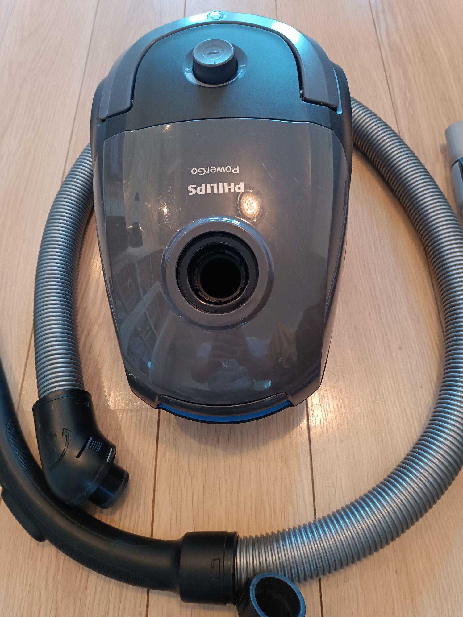 * Odkurzacz workowy Philips PowerGo FC8244/09
