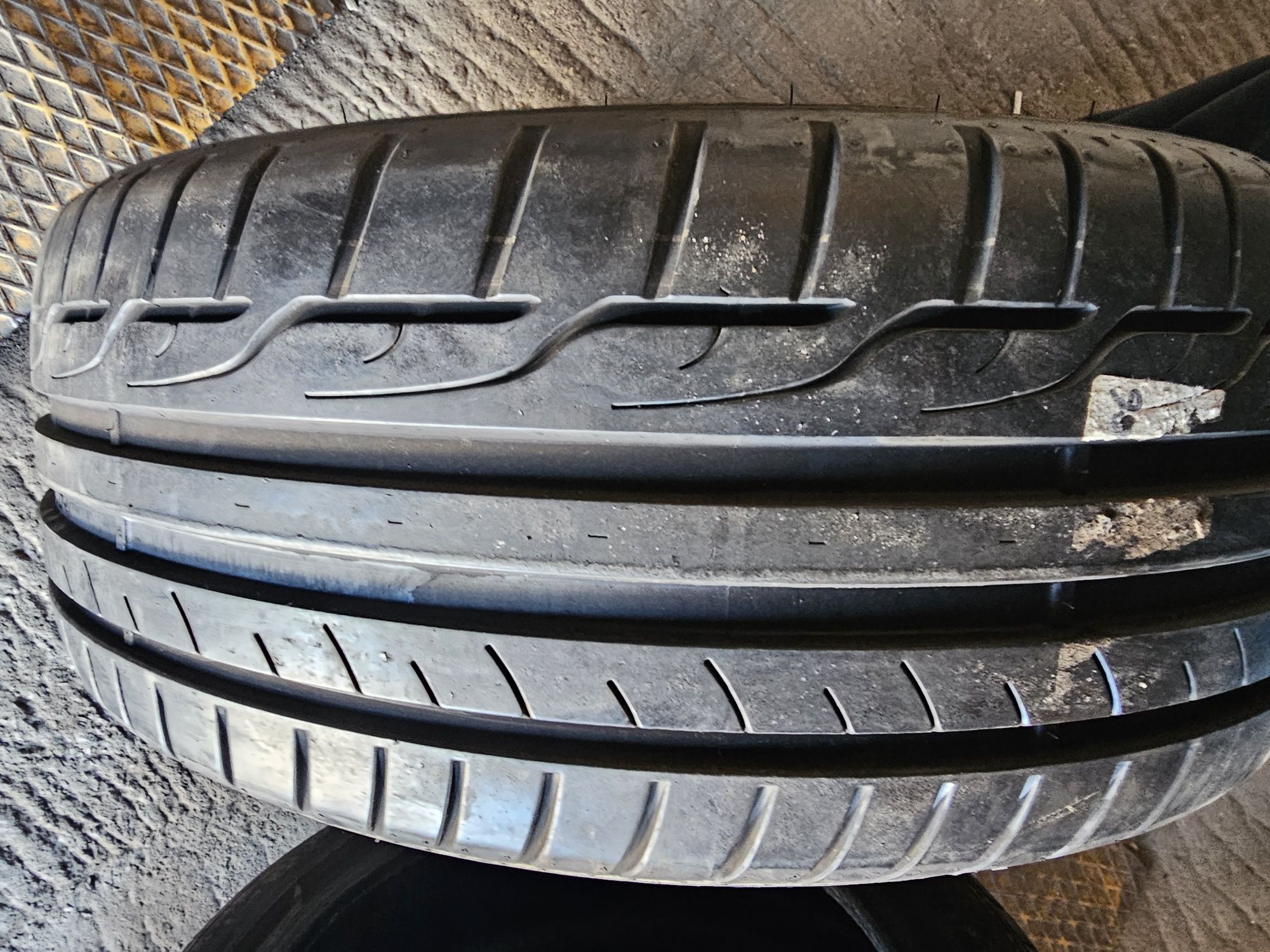 Opona 1szt Dunlop R17 225/45-8mm-20rok