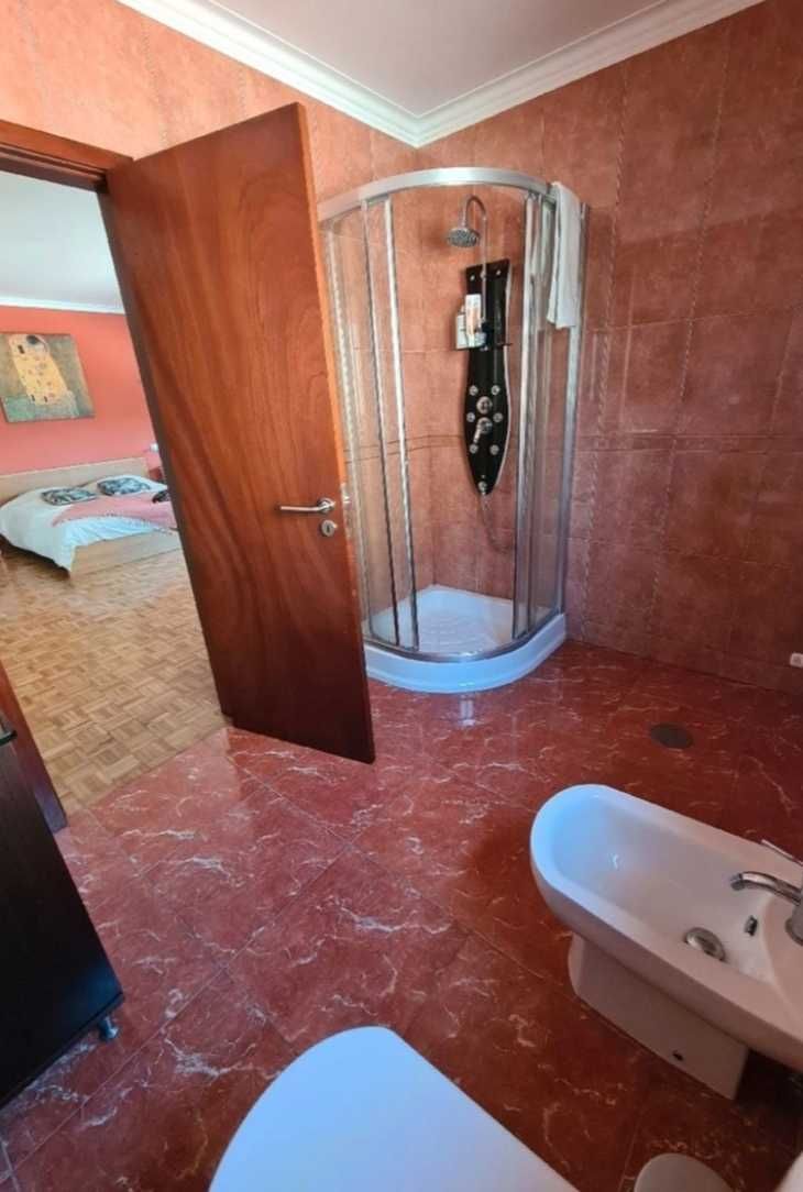 Quarto suite mobilado e espaçoso com varanda e casa de banho privadas