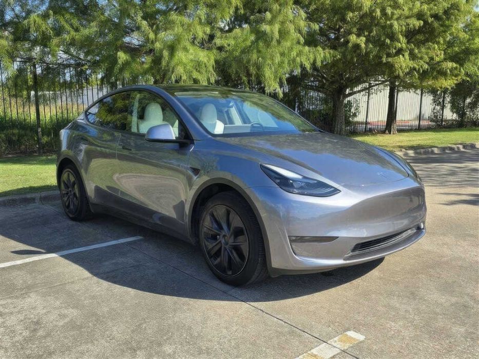 Tesla Model Y Long Range      2024