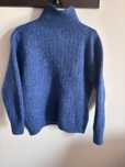 Niebieski sweter