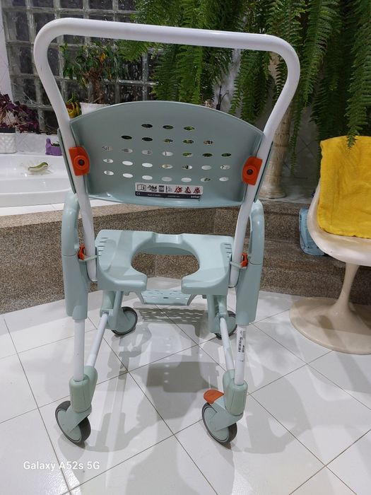 Cadeira higiénica com rodas etac clean