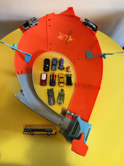 Pista Hot Wheels + 13 carrinhos