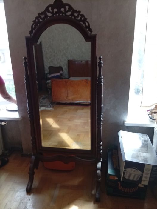 Lustro w ramie drewnianej