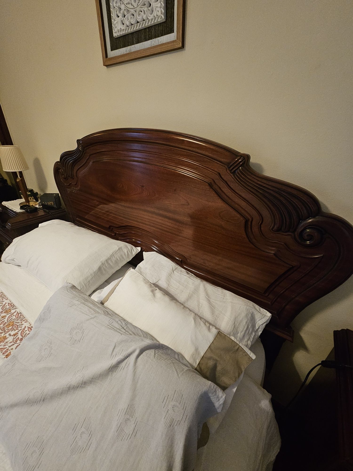 Mobília de quarto em mogno.