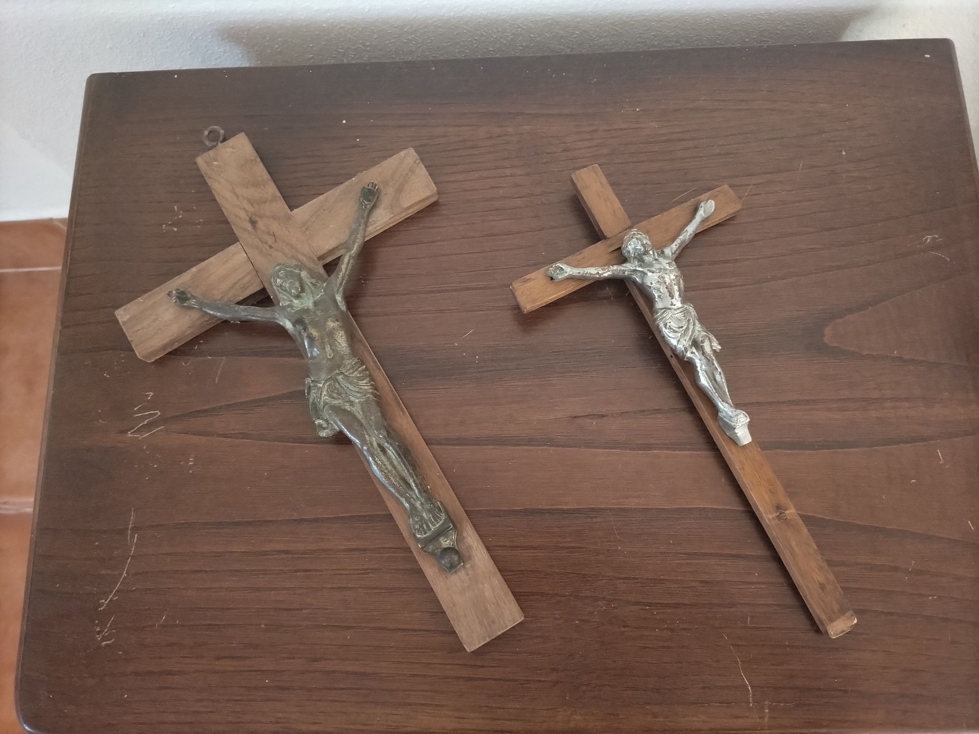 Cristos em cobre/latão e ferro fundido na cruz de madeira