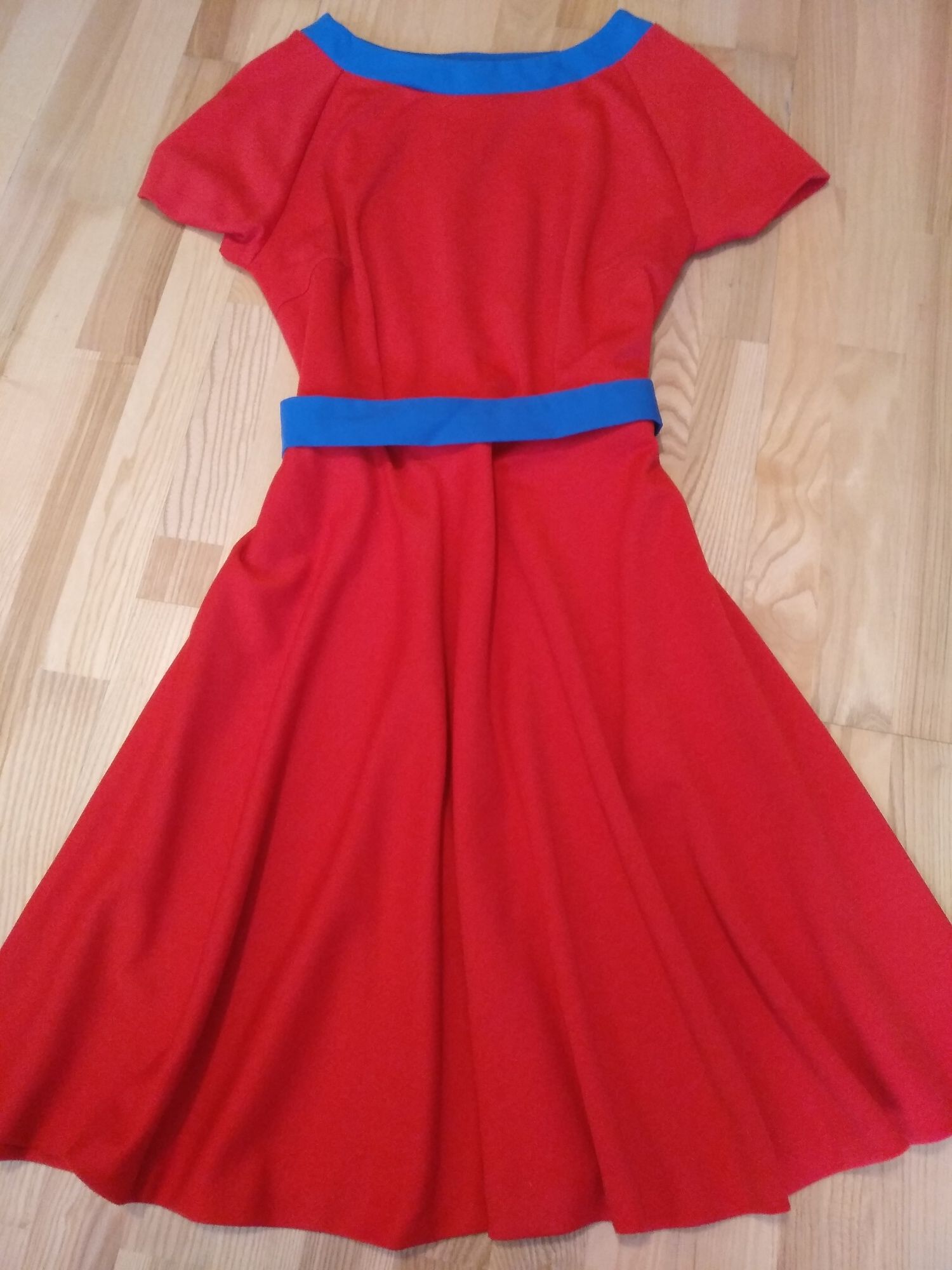 Czerwona rozkloszowana sukienka do karmienia S
