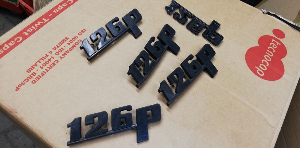 Fiat 126p emblemat klapy silnika 126p nowy oryginalny