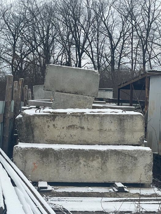 Фундаментні блоки б/в