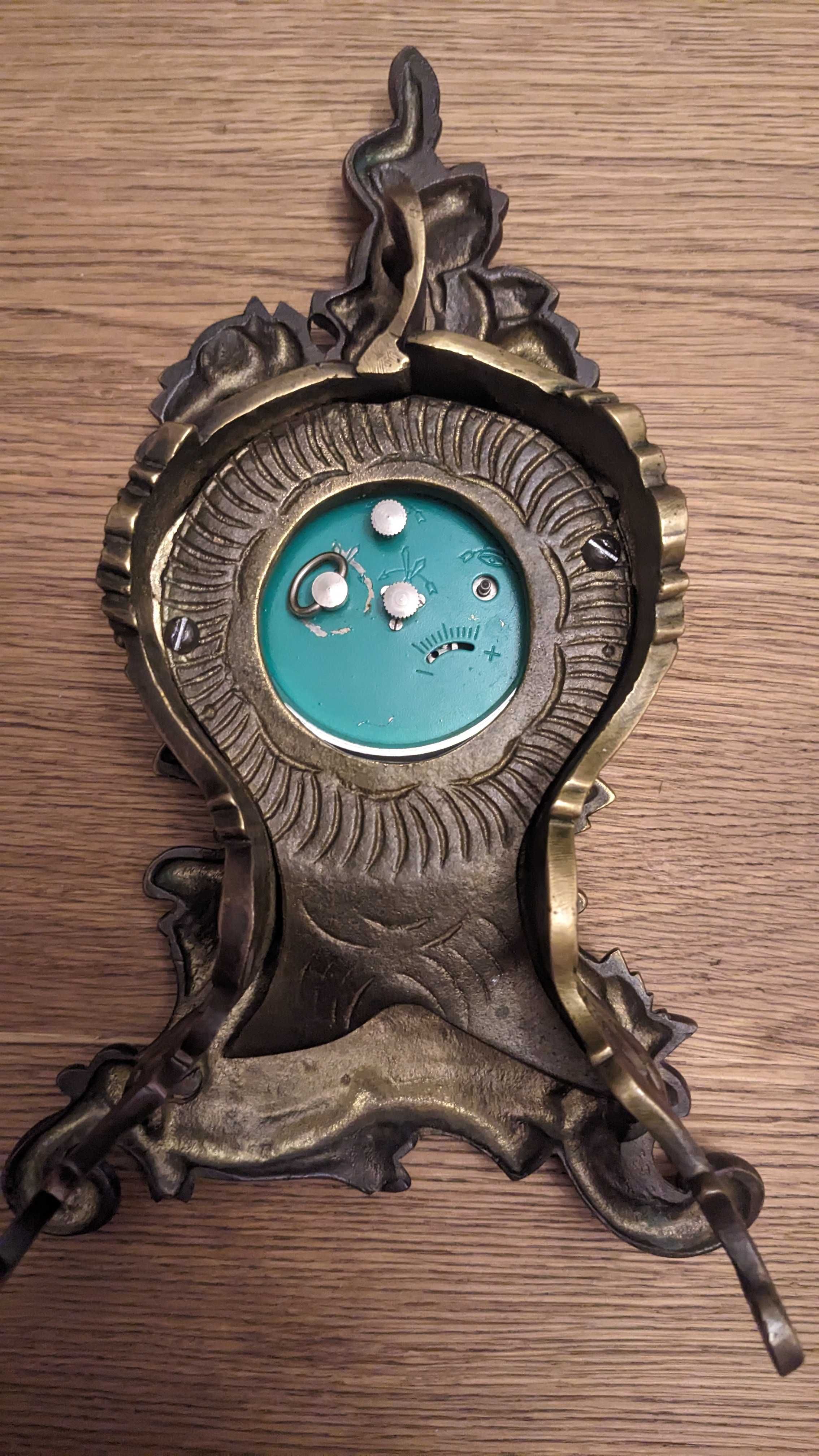 Barokowy zegar, mosiądz, sprawny nakręcany mechanizm