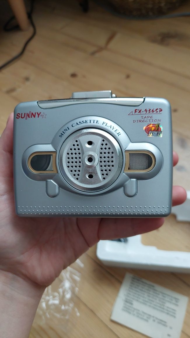 Nieużywany stary walkman ze słuchawkami