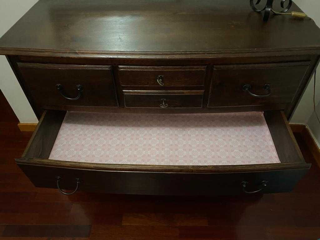Cómoda em castanho