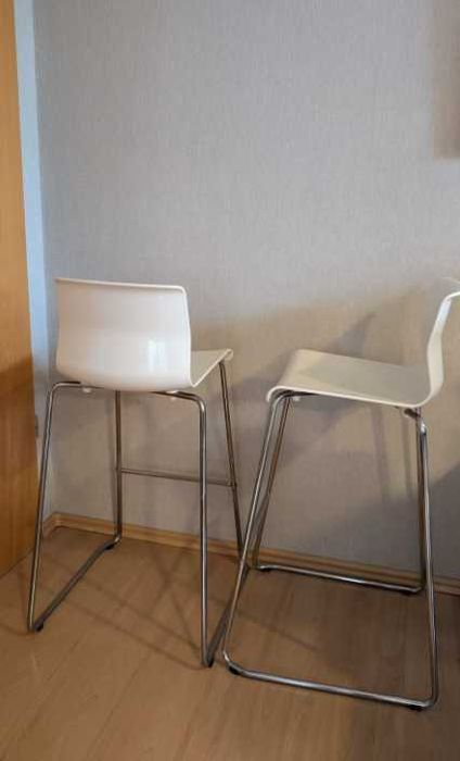 Bancos Altos GLENN do Ikea - Brancos/Cromados (66 cm)