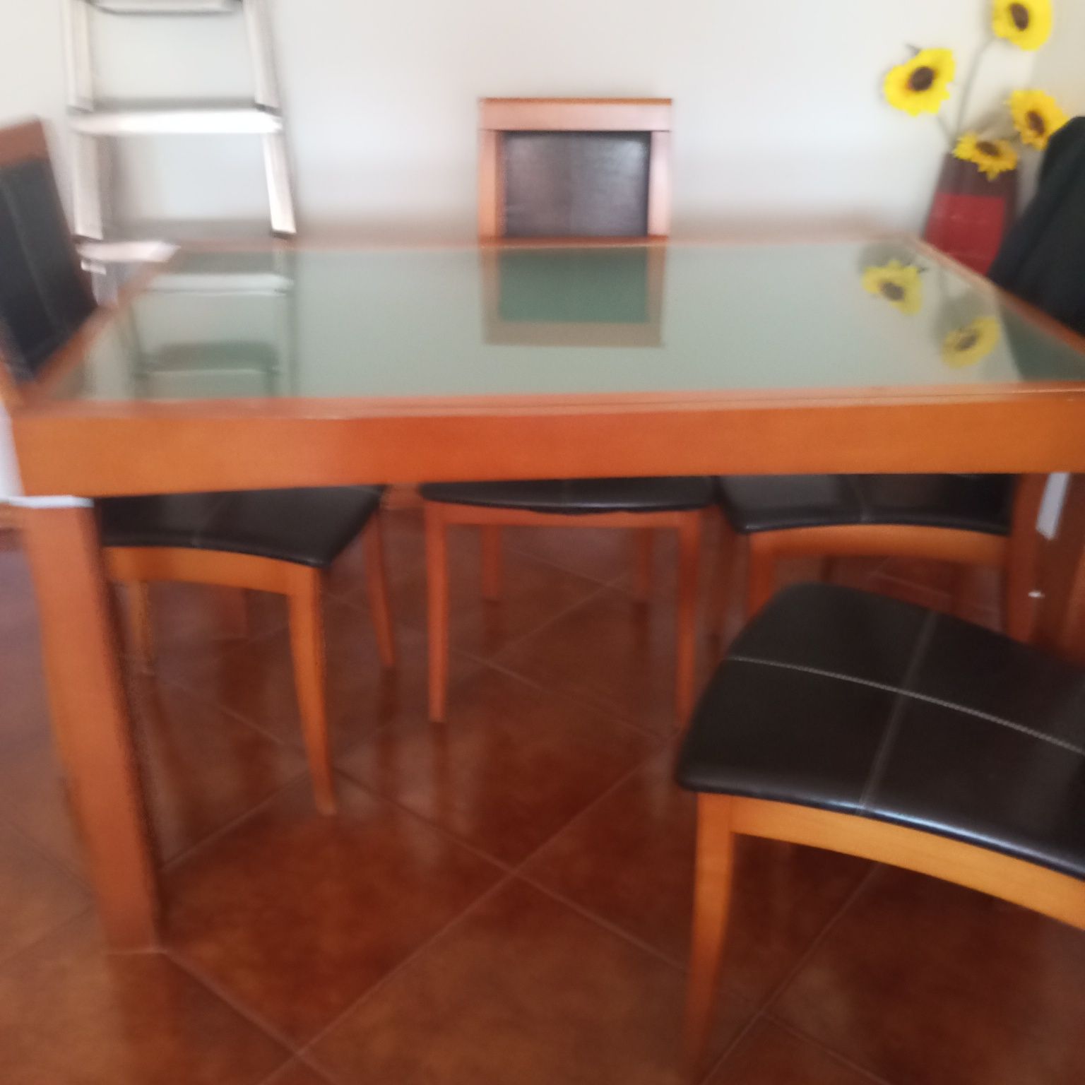 Mesa de centro com tampo em vidro fosco , mais mesa de jantar extensív