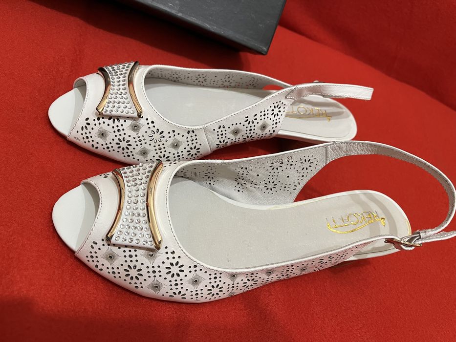 Продам кожанные босоножки rekotti белые женские