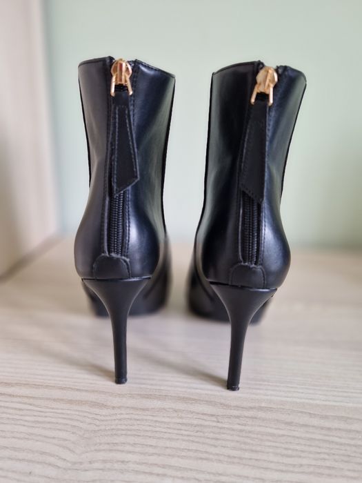 Czarne botki na szpilce roz.39