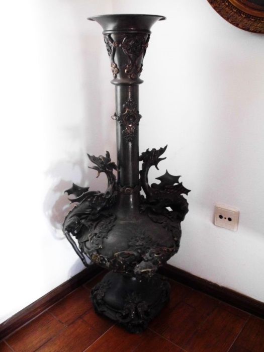 fantastica antiga jarra asiática 90 cm em metal bronzeado com Dragões