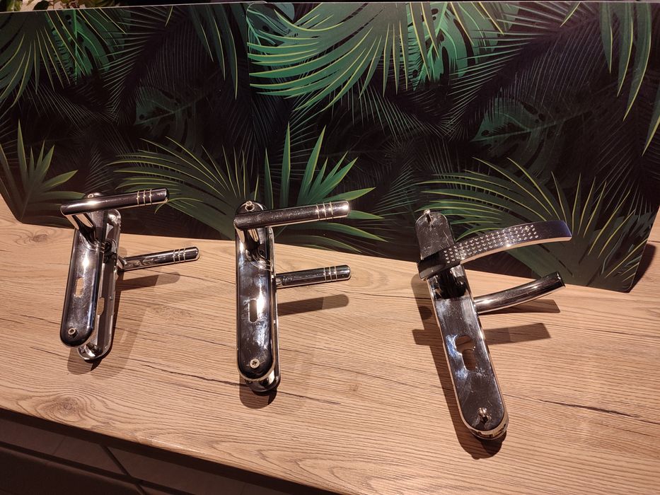 Klamki do drzwi z szyldem