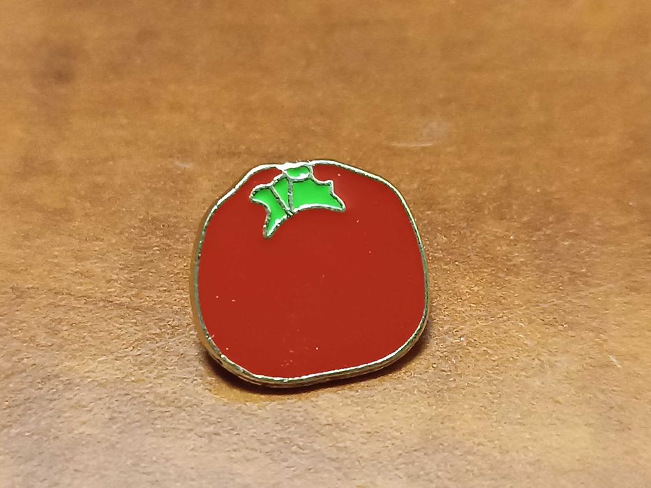 Przypinka, pin, do plecaka, na ubrania pomidor