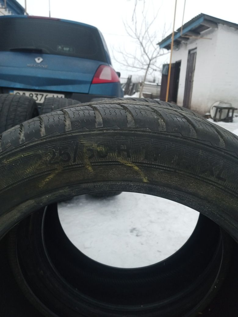 Покришки в гарному стані дві зимові і три літні