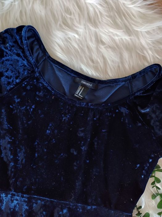 Ciemnogranatowa welurowa rozkloszowana sukienka Forever21 38M