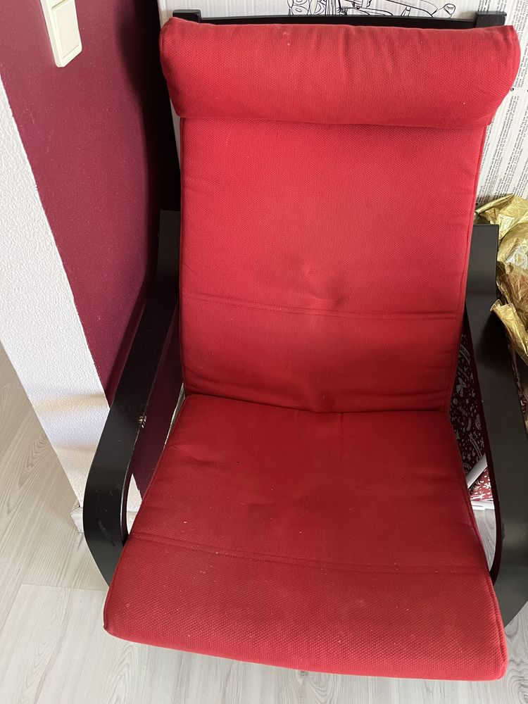 Poltrona e pousa pés Ikea vermelha usados