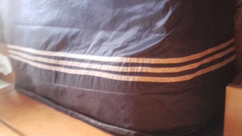 Colcha para cama de casal grande em tons dourada e castanha bom estado