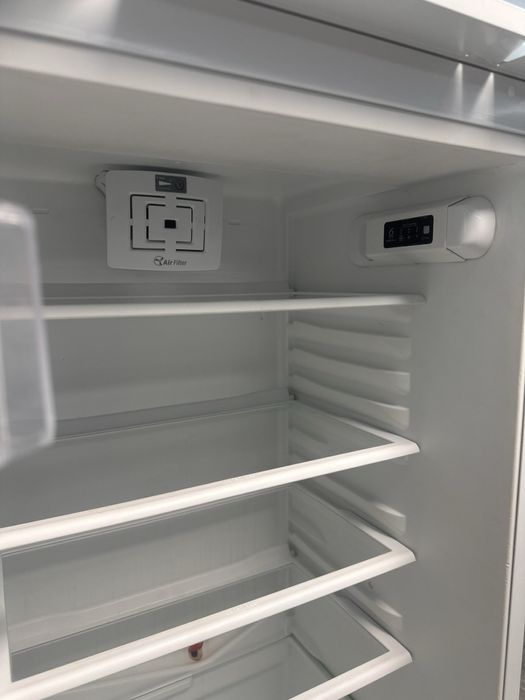 Продам вбудований холодильник